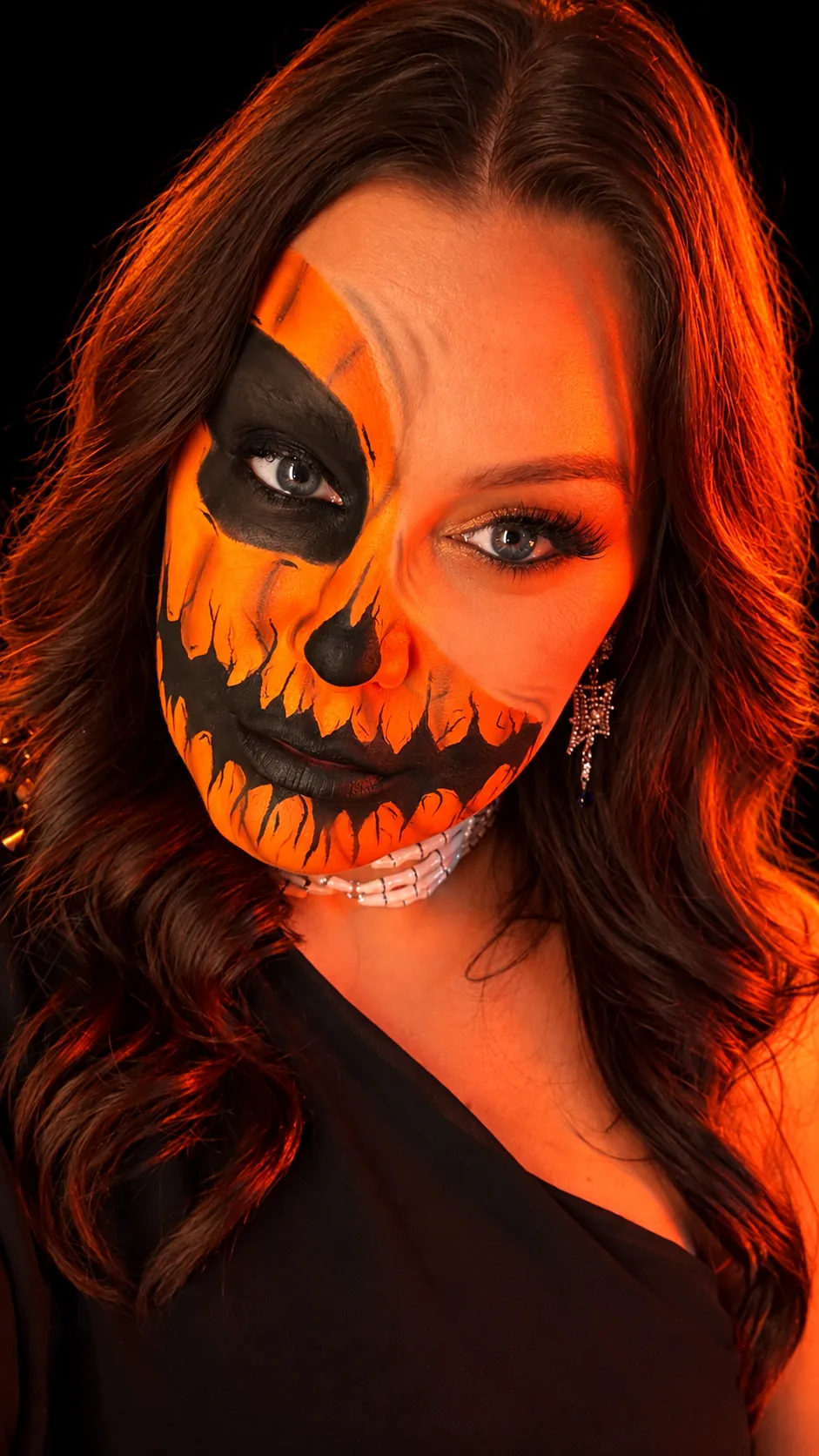 Caruel Sofia tökfej Halloween sminkben, narancs fényben